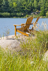 马斯科卡湖边的阿迪朗达克椅子图片