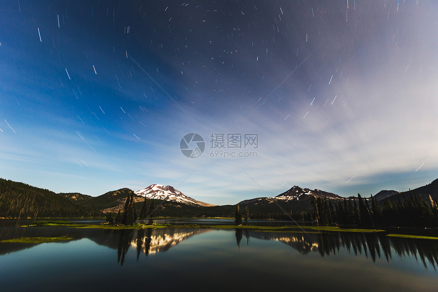 美丽的湖泊山脉和天空图片