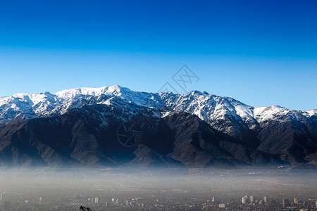 智利圣地亚哥安第斯山脉背图片