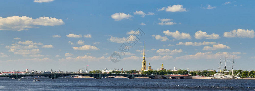 俄罗斯圣彼得堡彼得和保罗堡垒以及涅瓦河的全景在夏天与蓝图片