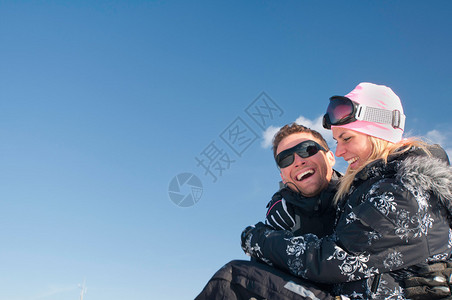 年轻夫妇参加冬季假期的竞赛双极过滤器图片