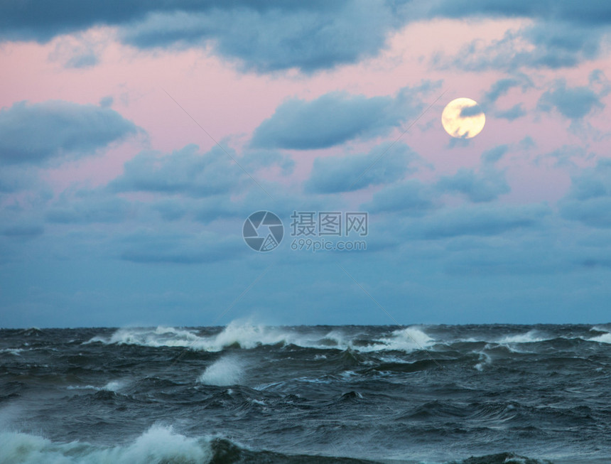风雨如磐的大海与美丽的月亮