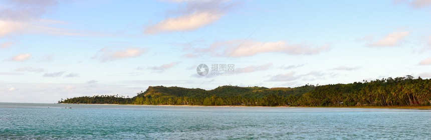 从Aititataki环礁湖到库克群岛日落时主要环礁的大型全景观光图片