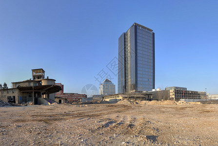新的商业摩天大楼与地面建筑水平的工地横向全景最图片