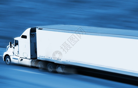 在高速公路上超速行驶的半卡车蓝色颜分级与运动模糊运图片