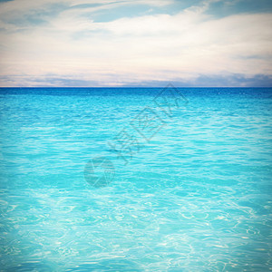 背景与蓝天的水晶般清澈的大海图片