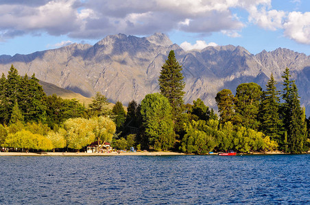 皇后镇花园和新西兰南岛皇后镇附近的美丽山脉图片