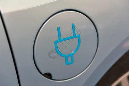 电动汽车特写上的充电符号图片