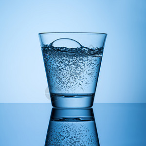 一杯含薄膜的矿泉水带5D标记III图片