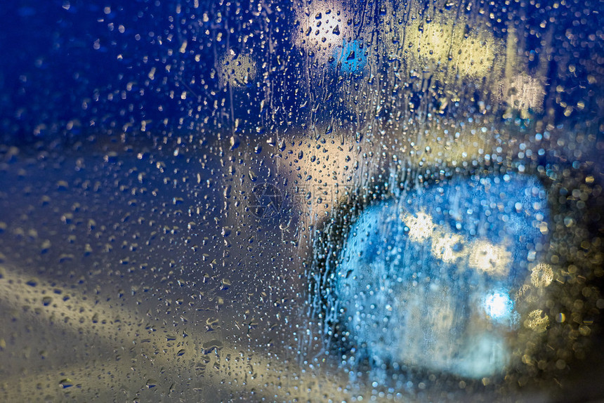 模糊的雨滴在车窗上侧视镜失焦图片