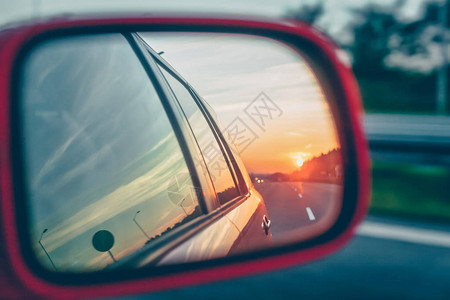在高速公路上一辆汽车的后视镜图片