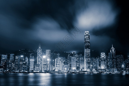 香港口的全景城市景观和天际线在晚上图片