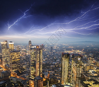 城市建筑物上空的风暴图片