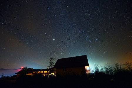 与星和房子的夜空图片