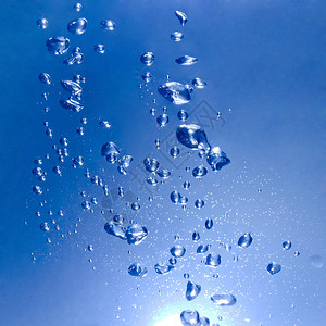 蓝色的水与气泡和水滴背景图片