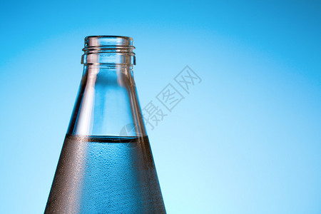 蓝色背景冷水瓶的顶部图片