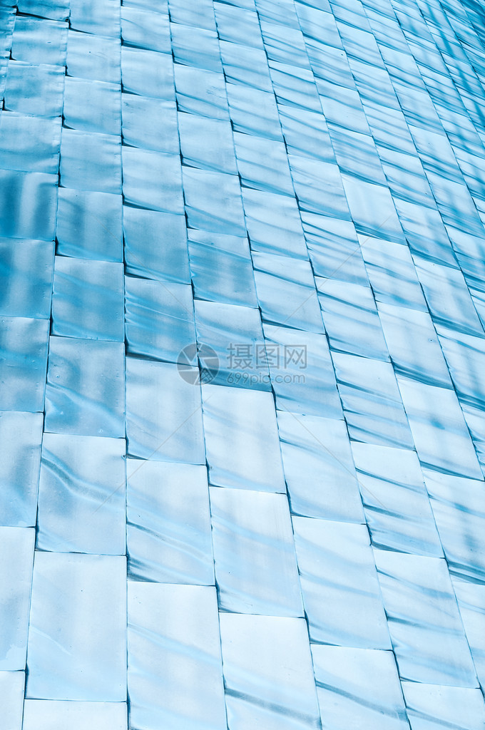 一排闪亮的蓝色方块闪烁着不同蓝色调的立方体闪发光的天蓝色砖块作为背景抽图片