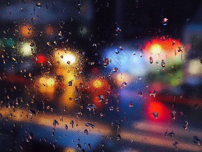 在城市的雨中图片