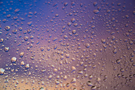 夜晚窗户上的雨滴美丽的日落颜色紧贴图片