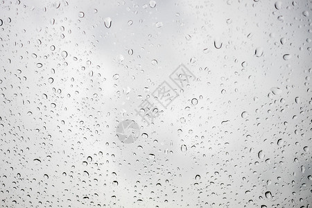 雨后窗户上的水滴图片