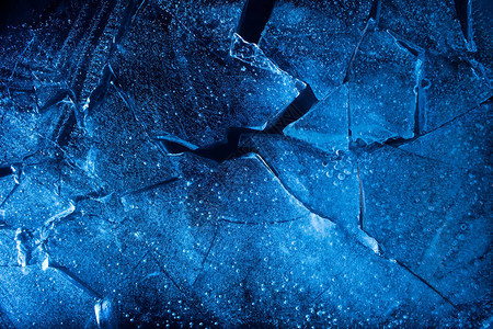 破碎的蓝色的照片纹理变亮并带有裂缝的色调冰图片