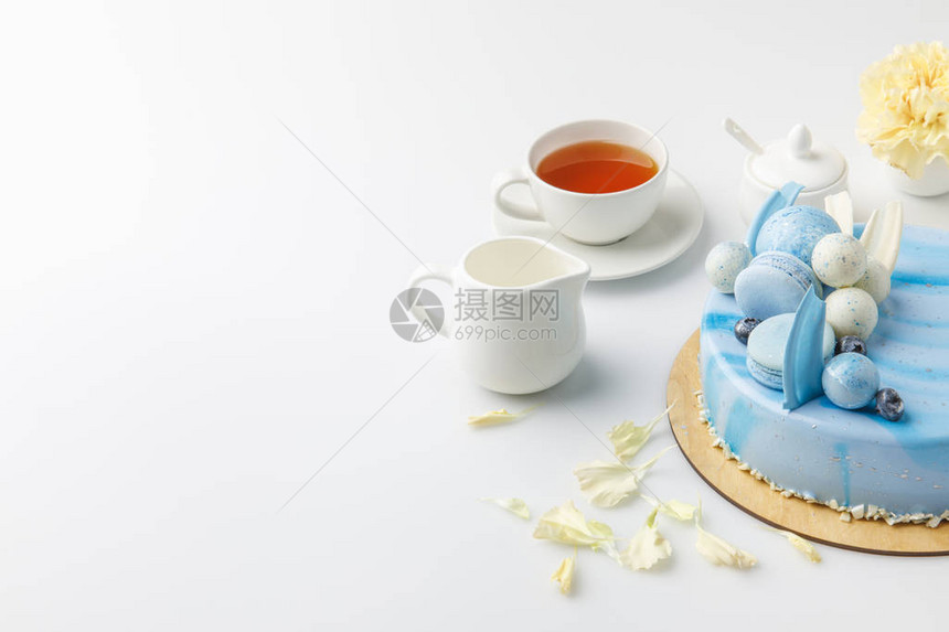 切餐桌上的蓝味美蛋糕图片