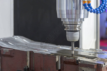 CNC磨机用固态球末端机切割铝的图片