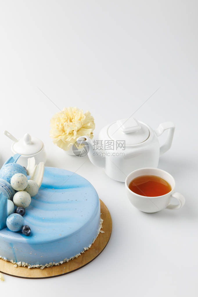 切餐桌上的蓝味美蛋糕茶和图片