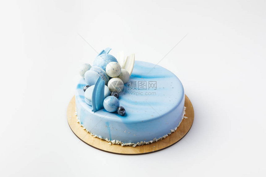切肉板上的蓝味美蛋糕图片