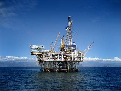 加利福尼亚州南海岸外的太平洋大型石油钻井平台背景图片