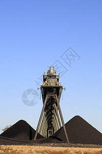 煤矿疏松带和蓝天空的堆积煤图片