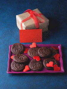 巧克力饼干拼写给你和礼物盒情人节的礼物图片