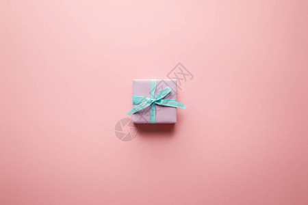 紫色小礼物盒的顶部视图粉红色背景背景图片