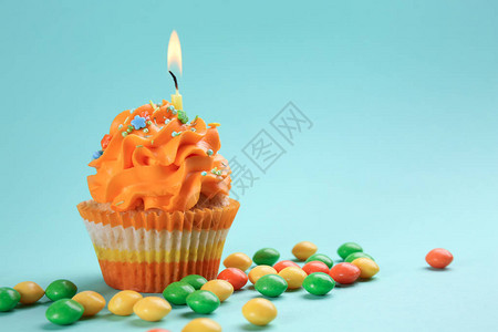 美味的生日蛋糕在彩色背图片
