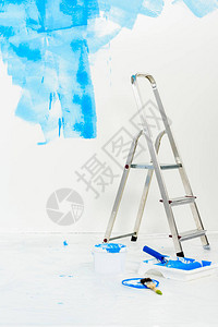 蓝色油漆中的梯子和油漆滚筒刷图片