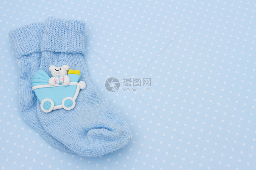 蓝宝背景有婴儿袜和婴儿穿梭器并图片