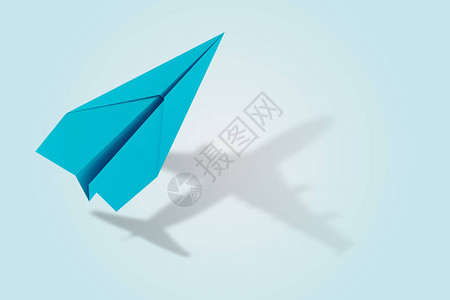 造纸飞机成为飞机的野心和目标概念图片