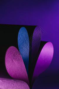 将紫色和蓝色纸扭曲成花形背景图片