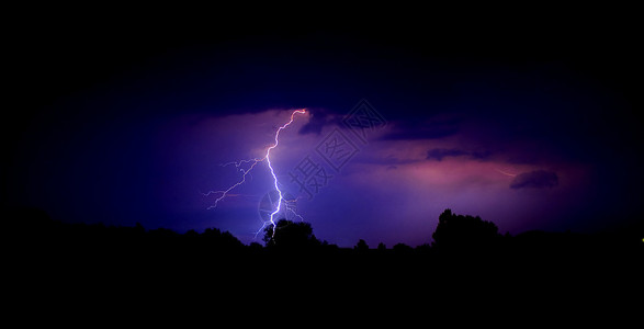 暴风雨之夜的闪电水平图片