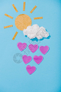 纸太阳棉花糖云和蓝色心形雨高清图片