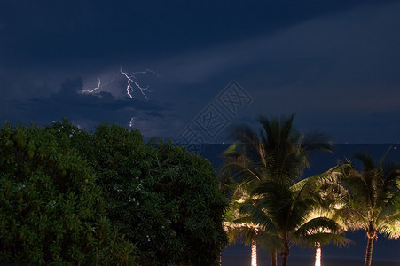 强烈的雷暴在靠近泰国海岸的地方释放出致命的闪电线图片