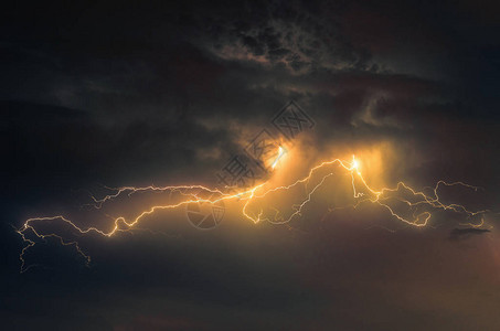 天上闪电和暴风雨云图片