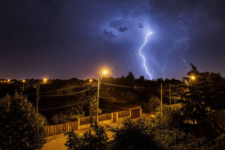 大半夜的暴雷在乡边上狂风暴雨背景图片