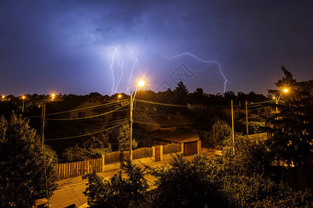 大半夜的暴雷在乡边房屋上狂风暴雨背景图片