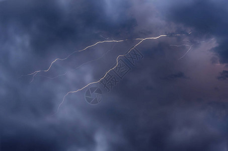 云和雷电闪和风暴图片