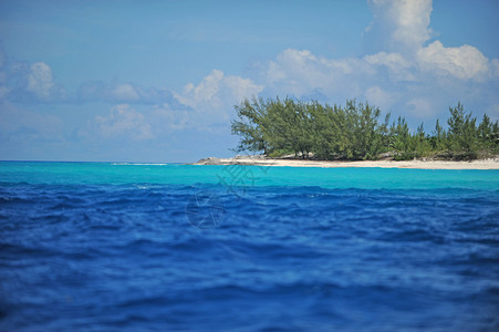 巴哈马的热带环境碧蓝的海水和海滩图片