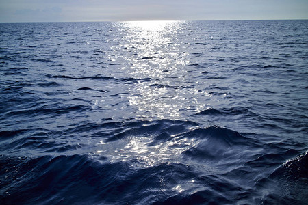 漂亮的波纹深色海面图片