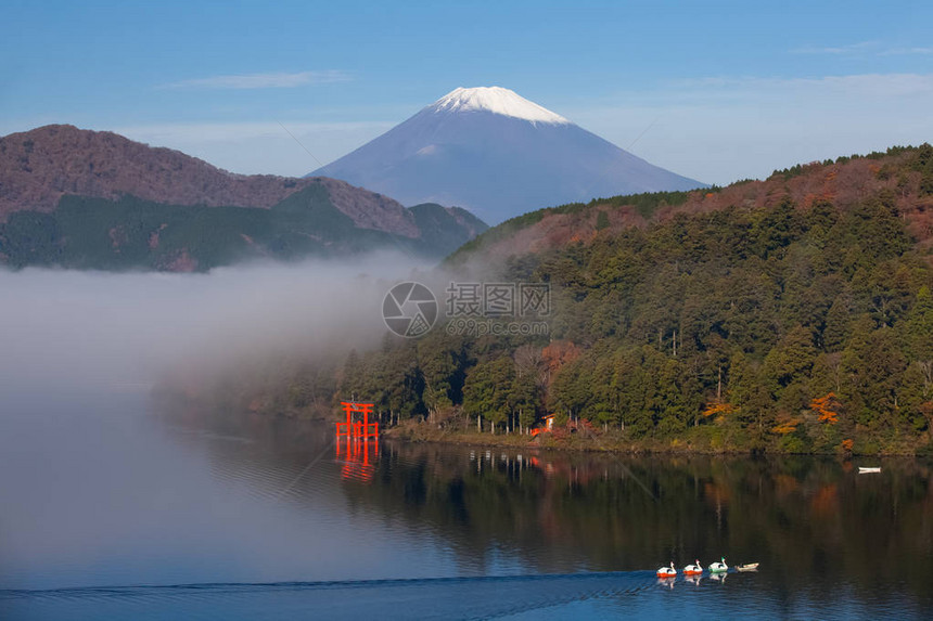 以富士山为背景的芦之湖图片