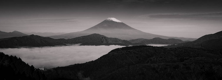 秋天清晨有雾海黑色和白色过程的哈康州富士美山和阿希湖Hakone及图片