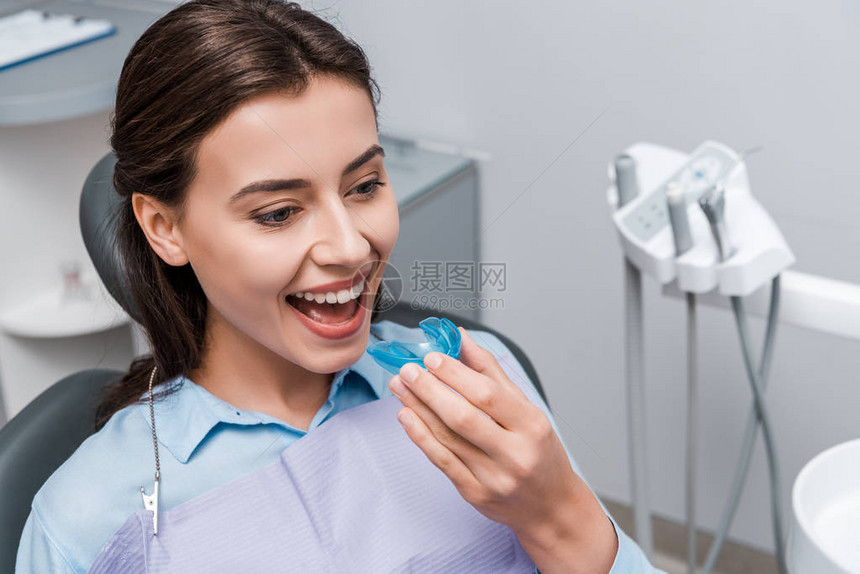 在牙科诊所里拿着蓝色聘礼和微图片